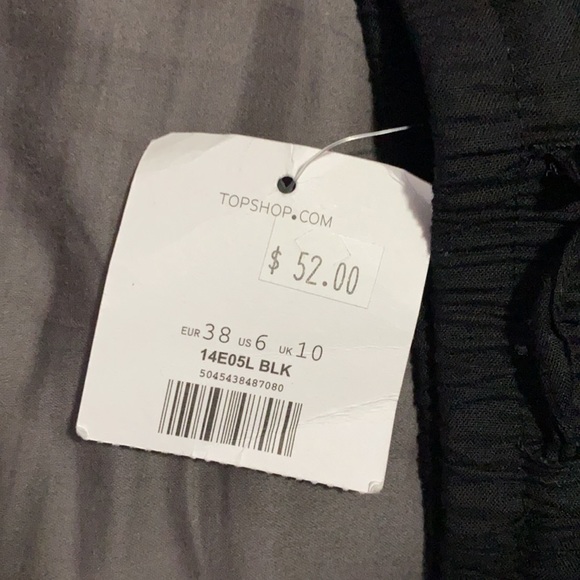 ☆Cute black cutout shorts, Fabric, size 6 - Picture 3 of 4